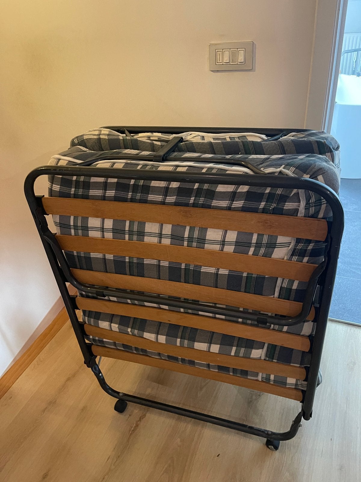 Opklapbed / vouwbed op wieltjes, Enlèvement, Comme neuf