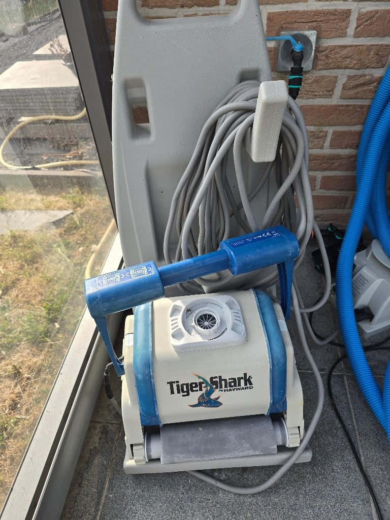 Robot de piscine nettoyeur tiger Shark et support, Enlèvement, Utilisé, Agent de nettoyage