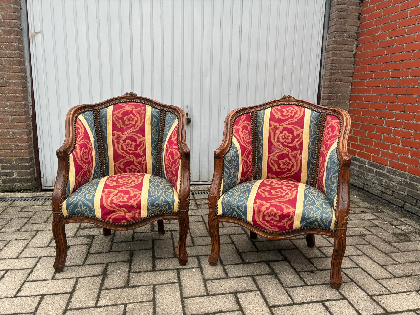 Twee antieke fauteilles, Ophalen