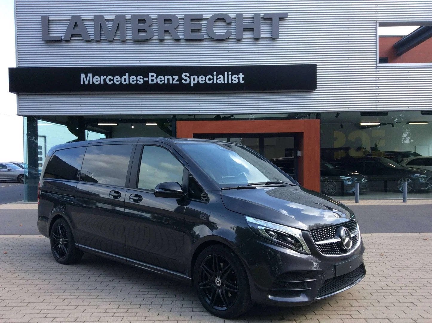 Mercedes-Benz V-Class 300 d MWB Avantgarde (EU6AP) * LICHTE, Auto's, Automaat, 239 pk, 4 cilinders, Leder