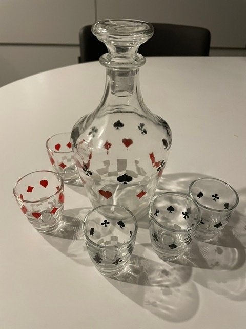 Carafe vintage avec 5 verres à liqueur - Motif jeu de cartes, Antiquités & Art, Antiquités | Verre & Cristal, Enlèvement