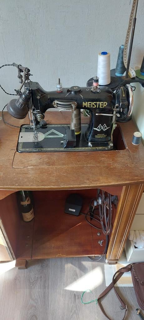 Antiek naaimachine met tafel., Ophalen
