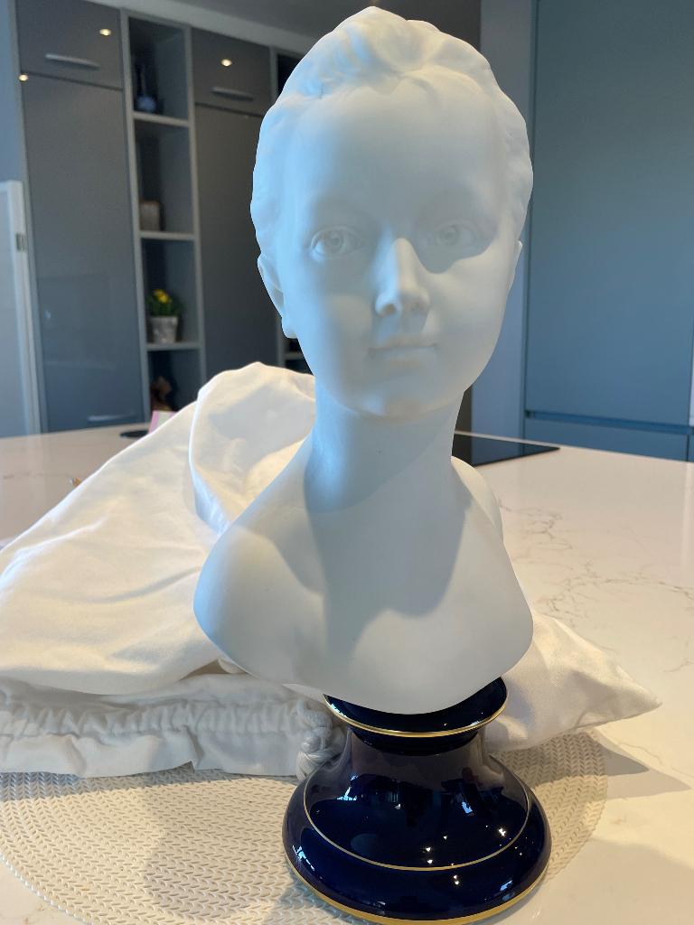 Limoges buste van jonge vrouw op kobaltblauwe basis, Antiek en Kunst, Ophalen