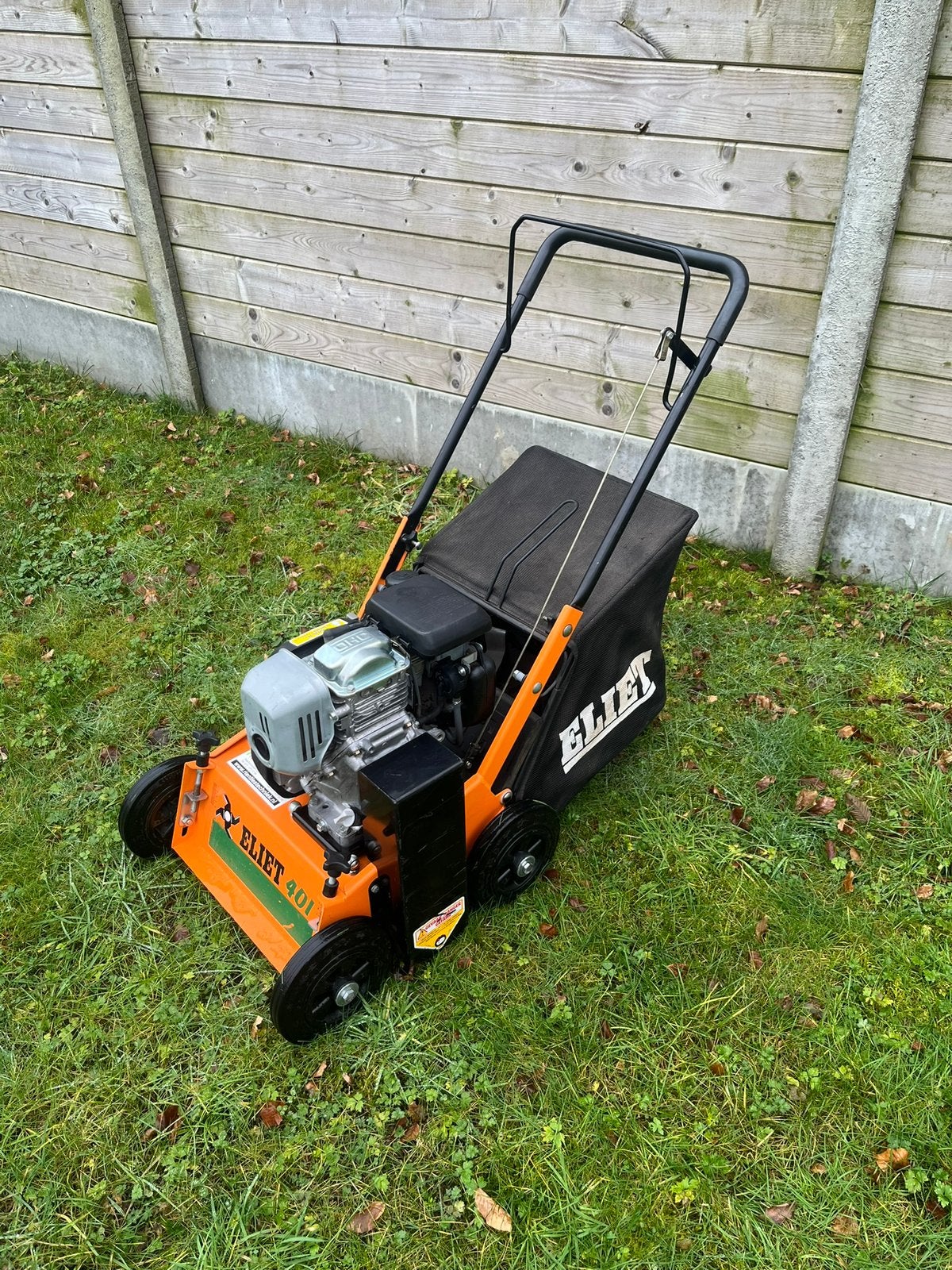TE HUUR: Verticuteermachine Eliet e401, Tuin en Terras, Ophalen