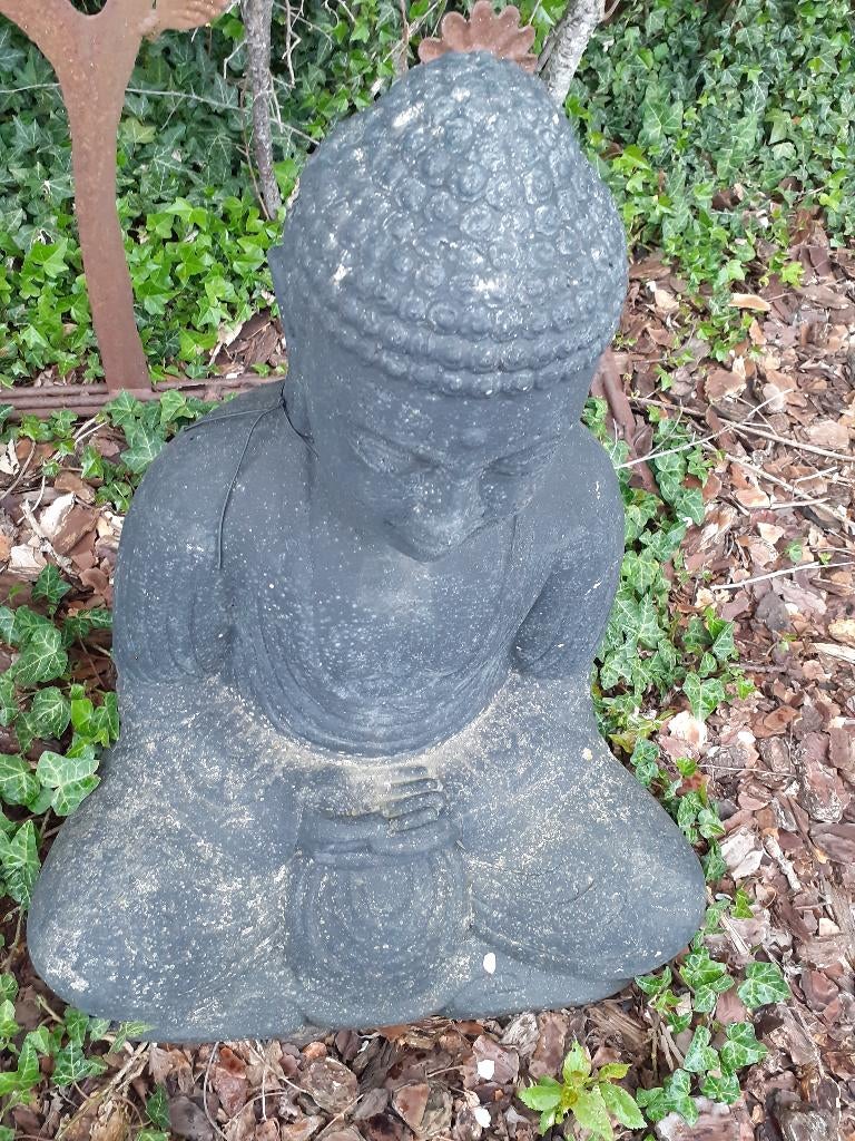 JAPANSE BOEDDHA IN GEPATINEERDE STEEN (52 CM)., Ophalen, Zo goed als nieuw, Overige materialen, Boeddhabeeld