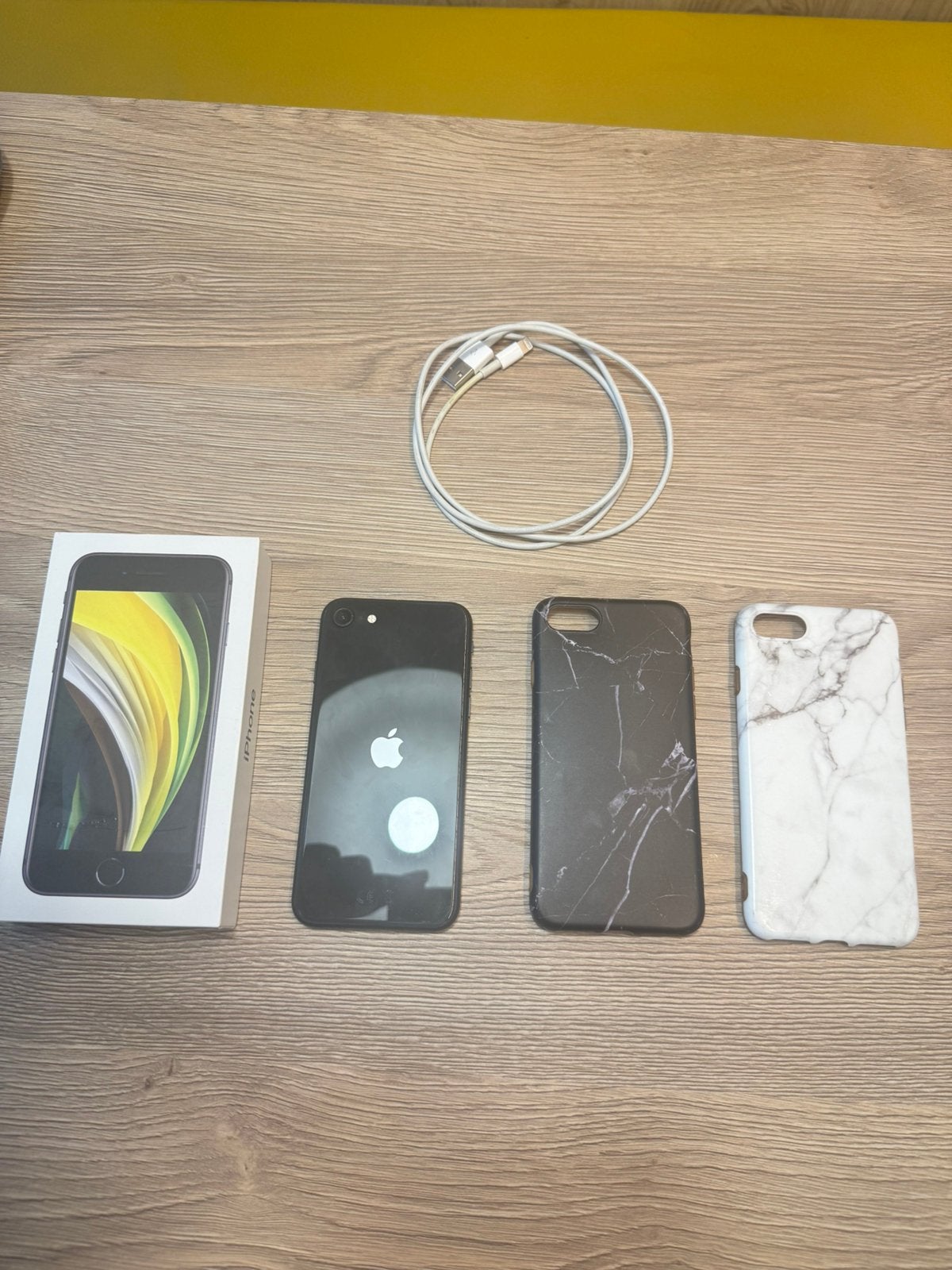 iPhone SE 2020 Noir - Pack Complet (Boîte + Coques + Câble), Télécoms, Téléphonie mobile | Apple iPhone, Comme neuf, iPhone SE (2020)