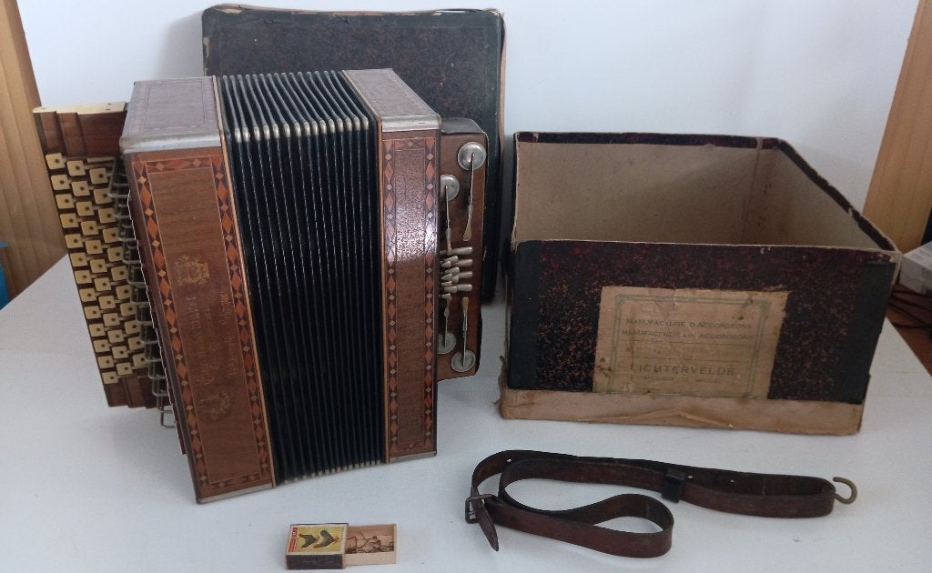 ACCORDÉON DIATONIQUE RARE EUGENE CALLEWAERT ANNO 1900, Enlèvement ou Envoi, Utilisé, Accordéon à touches, Avec bretelles