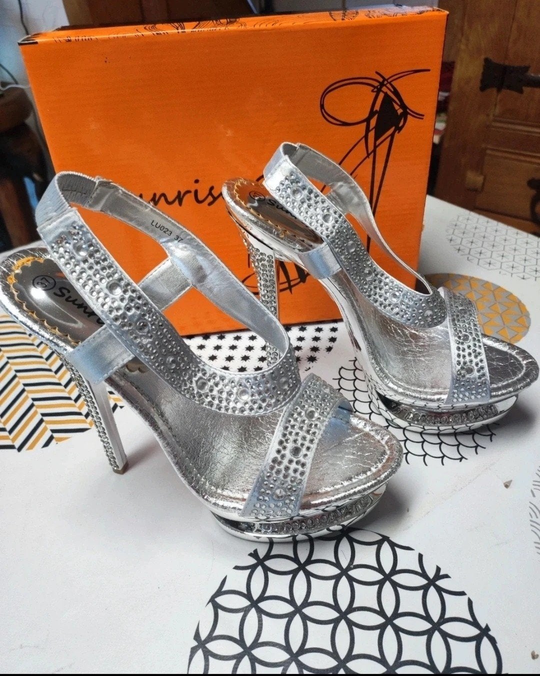 talon argenté strass Pointure 37 Neuf, Kleding | Dames, Ophalen, Overige kleuren, Nieuw, Schoenen met hoge hakken