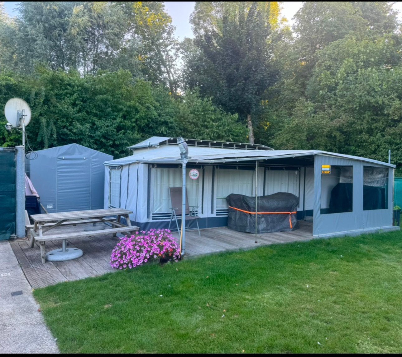 CARAVAN MET GROTE VOORTENT, TERRAS EN BERGINGSTENT, Tot en met 2, Oven, Particulier, Knaus