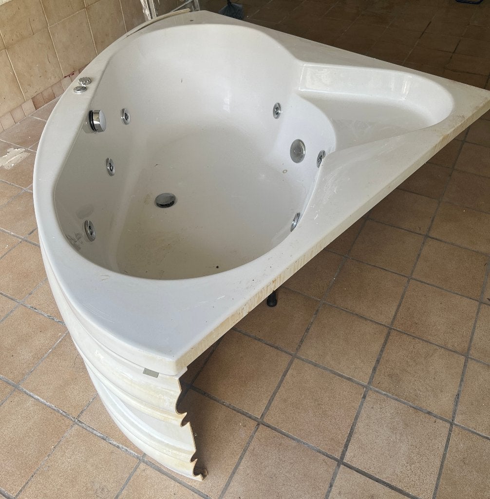 GRATIS — hoekbubbelbad 140x140 met werkende SIREM-pomp, Doe-het-zelf en Bouw, Sanitair, Gebruikt, Ophalen