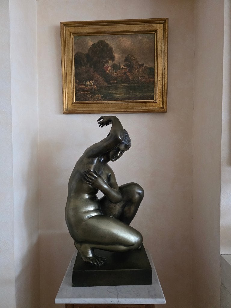 Grande sculpture – Femme nue accroupie, Enlèvement, Bronze