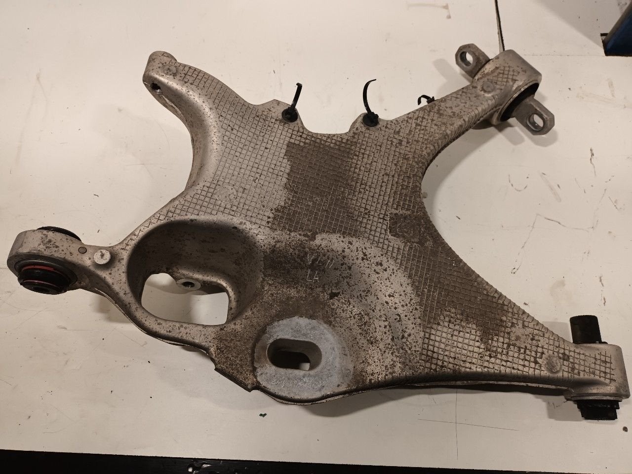 Draagarm links achter Volvo XC60, Onderdelen@venauto.nl, Van der Ven Autorecycling B.V., Ettenseweg 76, 4706 PB Roosendaal, The Netherlands