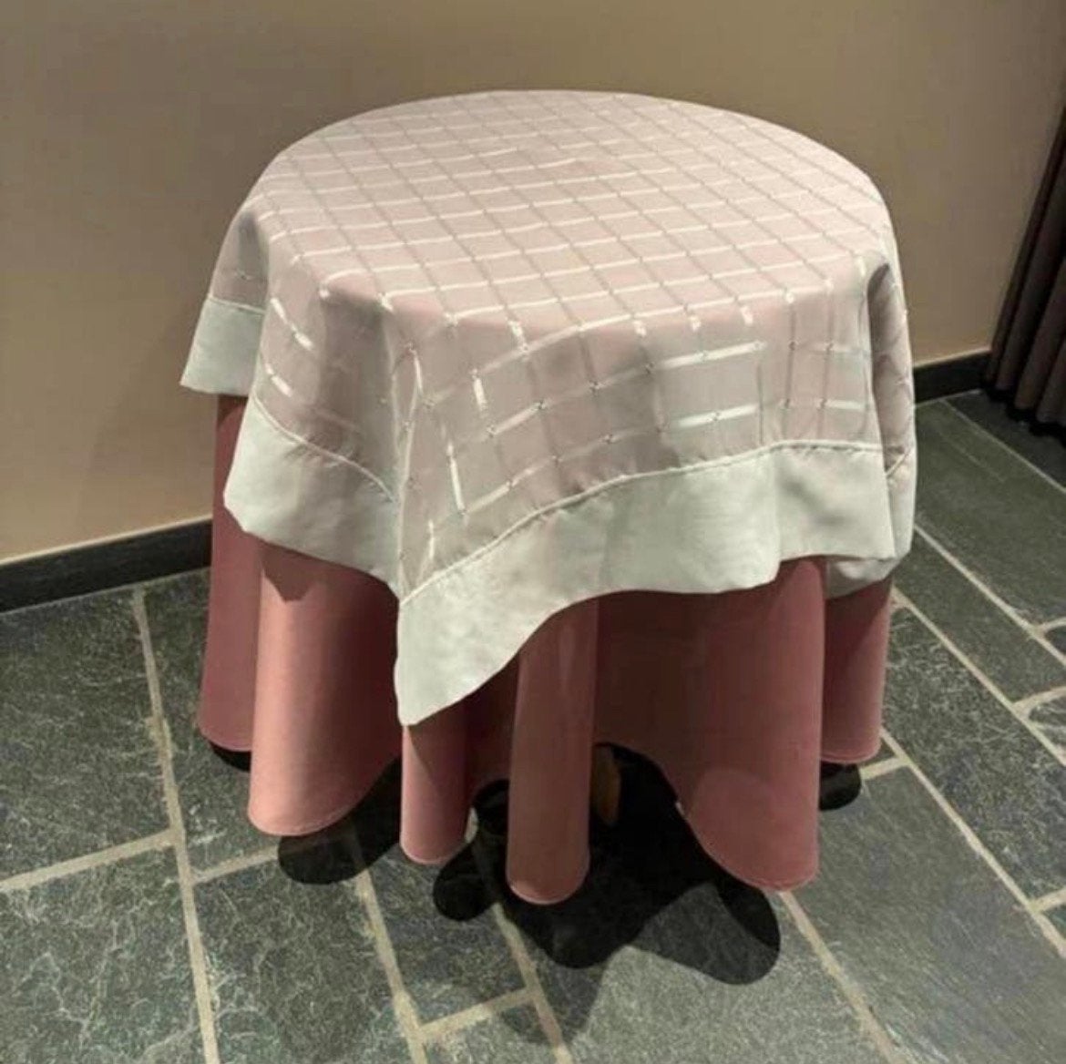 Rond bijzettafeltje met 2 tafelkleden, Huis en Inrichting, Tafels | Bijzettafels, Ophalen, Gebruikt, Rond, Hout