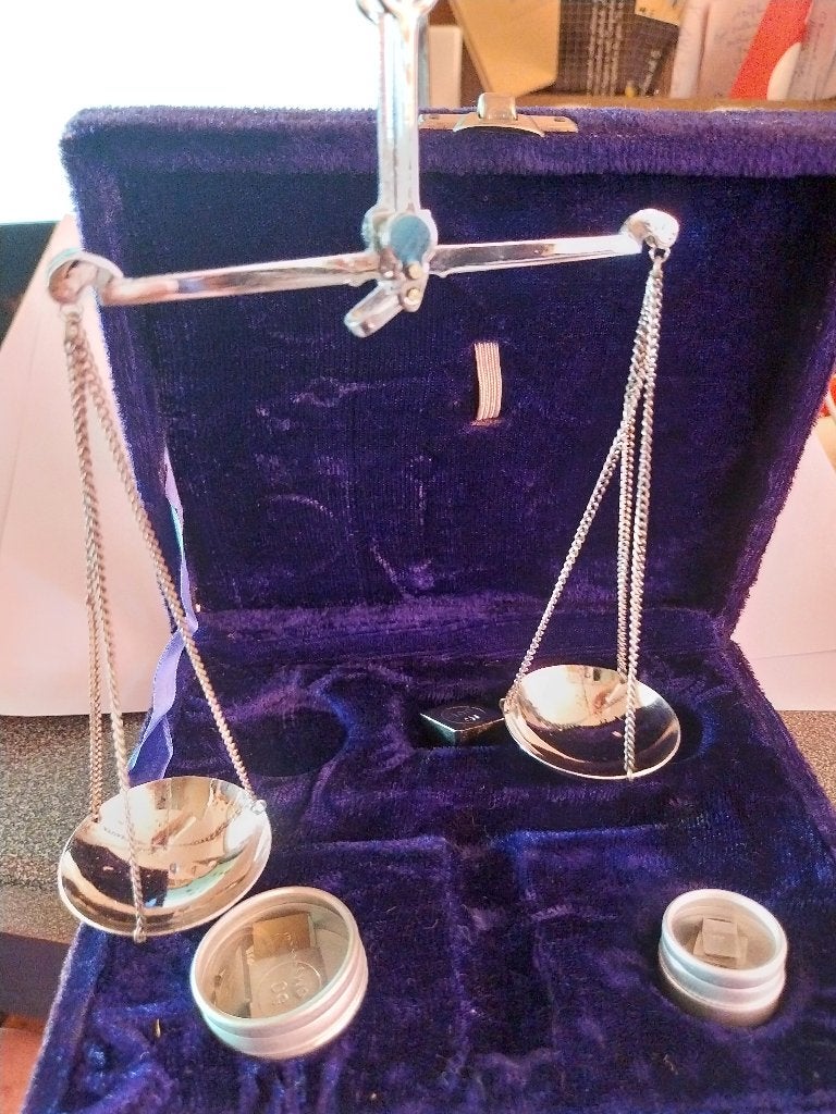 VINTAGE WEEGSCHAAL MET DIAMANT EN EDELSTEEN, Ophalen of Verzenden, Overige materialen, Overige typen