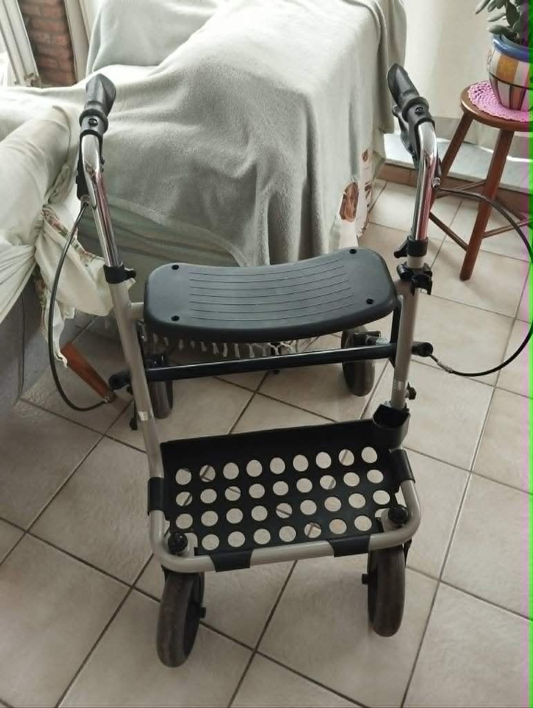 tribune 4 roues avec frein neuve, Divers, Déambulateurs, Vampira1804@hotmail.com, Jenesaispas, Jenesaispas, Comme neuf