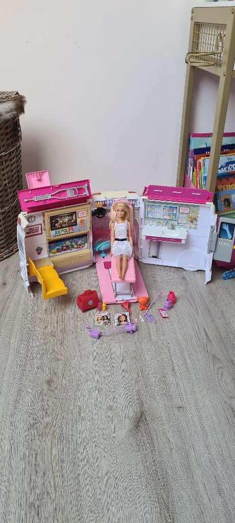 Barbie Ambulance en Mobiele Dokterspost Speelset, Enfants & Bébés, Jouets | Poupées, Enlèvement, Utilisé, Barbie