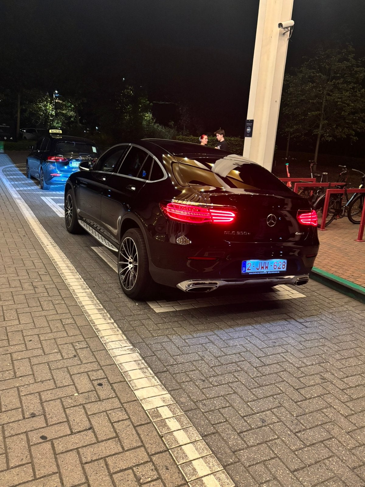 MERCEDES GLC 350 4 MATIC HYBRIDE 320 PK FULL OPTION, Auto's, Automaat, Elektrische koffer, Zwart, Leder