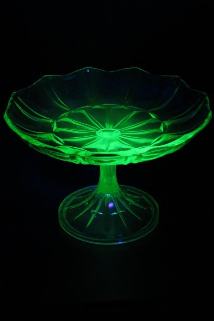 Uranium glas - fruitschaal op voet - art deco, Enlèvement ou Envoi