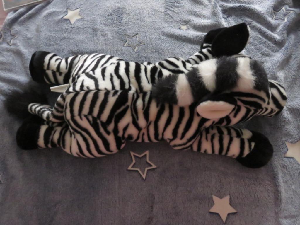 Grote zebra -- knuffel -- knuffelbeest -- liggend, Kinderen en Baby's, Speelgoed | Knuffels en Pluche, Ophalen of Verzenden, Zo goed als nieuw