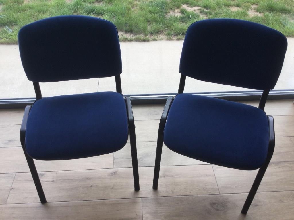 2 stoelen in blauw velours, met zwarte poten, Huis en Inrichting, Stoelen, Ophalen, Gebruikt, Twee, Blauw