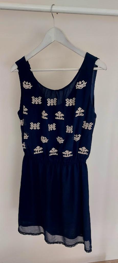 Donkerblauw kleedje/jurk met witte broderie, Blauw, Boven de knie, Ophalen, Maat 38/40 (M)