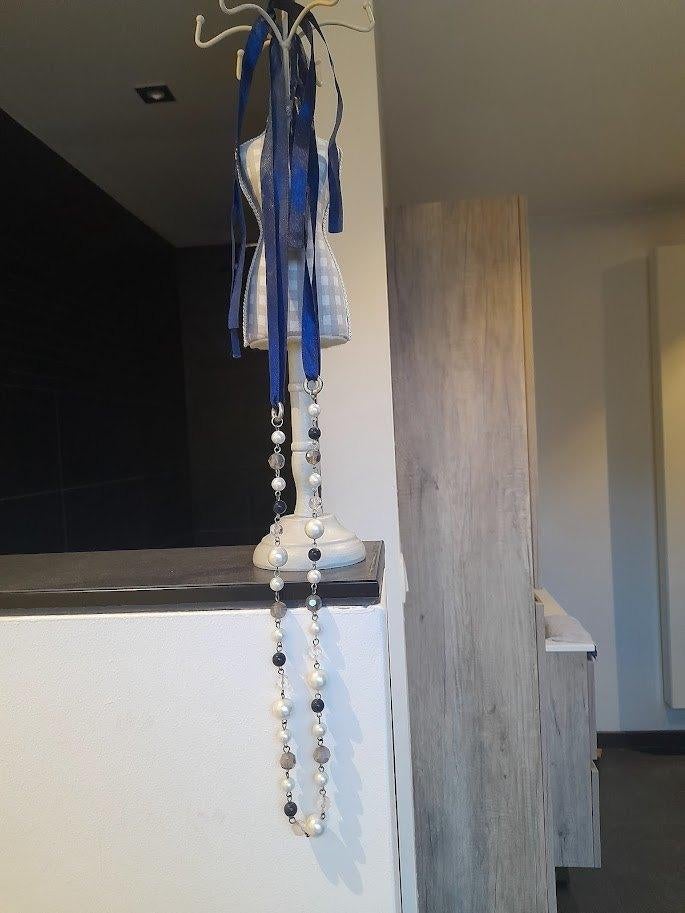 Long collier de perles bleu et blanc, Bijoux, Sacs & Beauté, Colliers, Neuf, Synthétique, Bleu, Réglable, Enlèvement ou Envoi