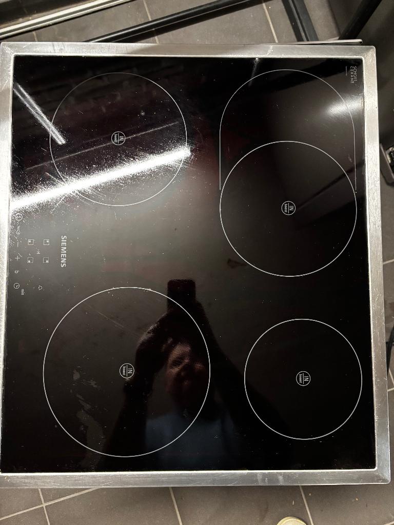 Cuisinière à induction intégrée, 4 zones de cuisson, Encastré, Enlèvement, Utilisé