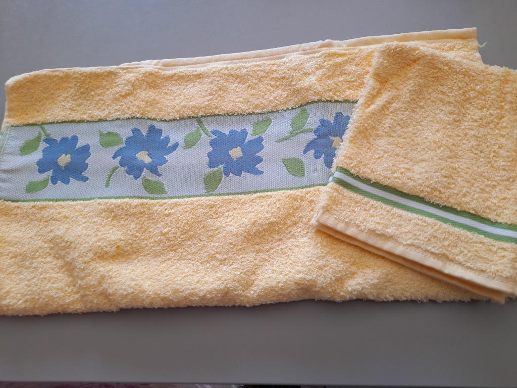 Handdoek en twee washandjes., Huis en Inrichting, Ophalen of Verzenden, Nieuw, Geel, Handdoek