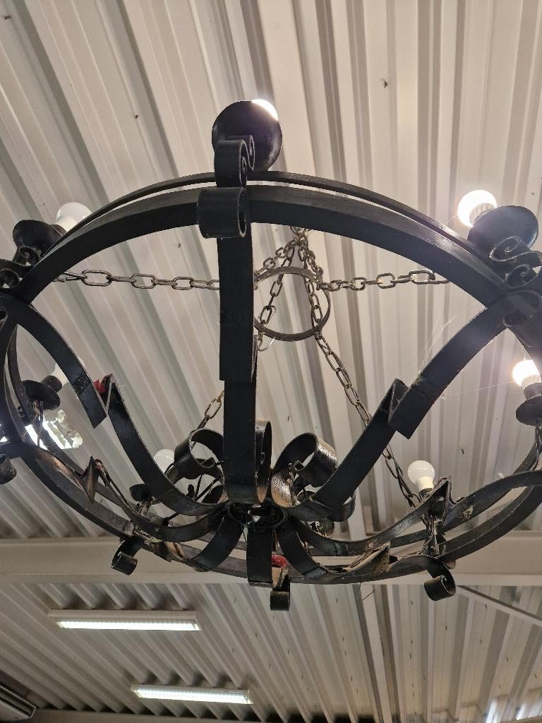 Lustre en fer forger, Enlèvement