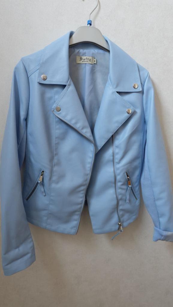 Jasje kort  in namaak leder lichtblauw- Medium, Kleding | Dames, Maat 38/40 (M), Blauw, Ophalen of Verzenden, Zo goed als nieuw