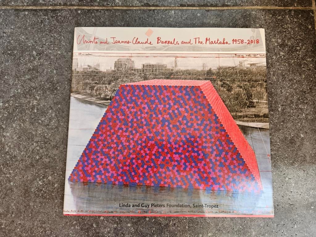 Livre Tonneau et le Mastaba de Christo & Jean-Claude, Enlèvement ou Envoi, Comme neuf