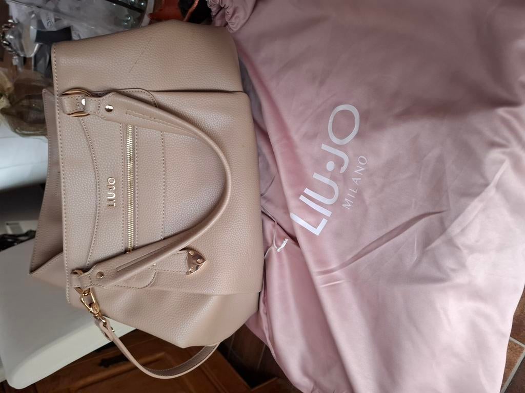 nouveau sac à bandoulière, Enlèvement