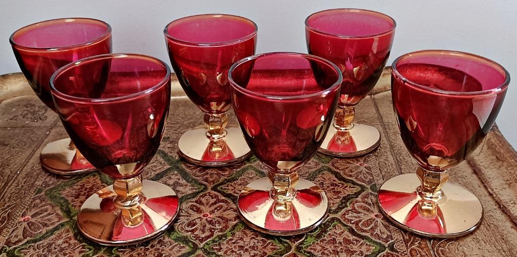 6 verres à liqueur rouges, à pied doré, des années 60', Ophalen of Verzenden