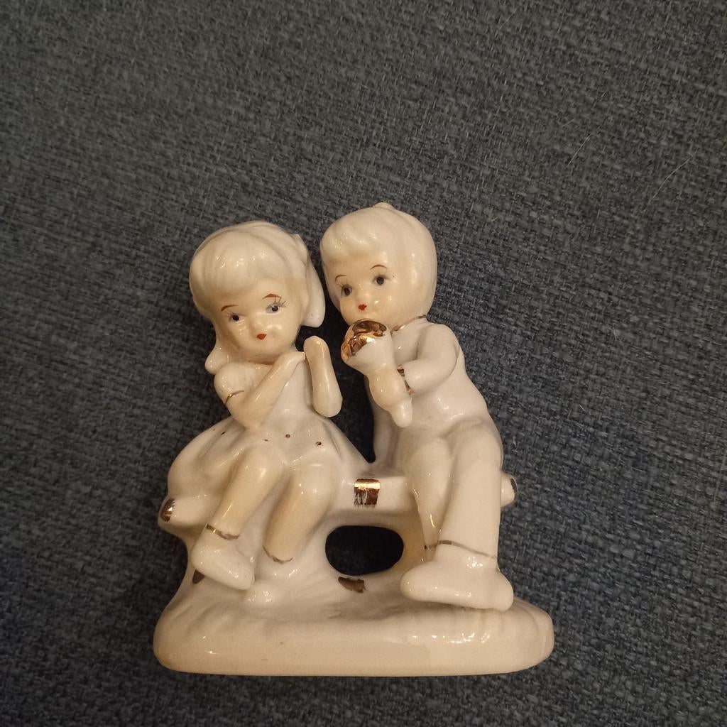 Vintage porselein . Jongen en meisje. Ijsje op een bankje, Ophalen of Verzenden, Zo goed als nieuw, Mens