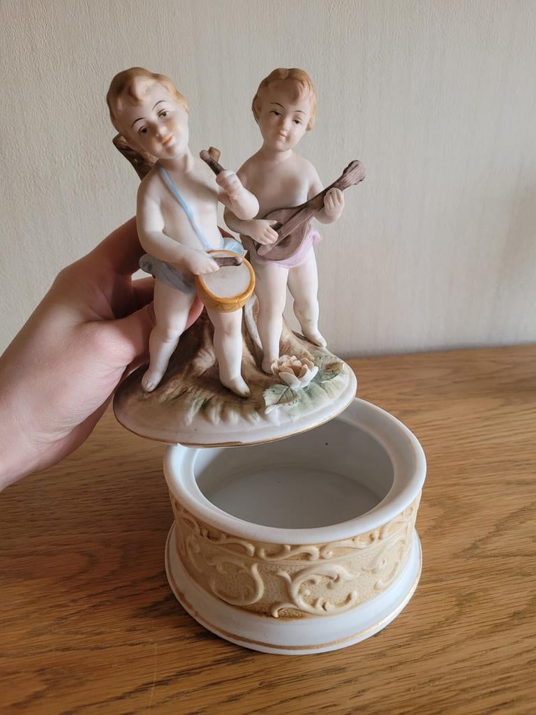 Charmant biscuit beeldje met opbergpotje, 2 muzikale kindjes, Ophalen
