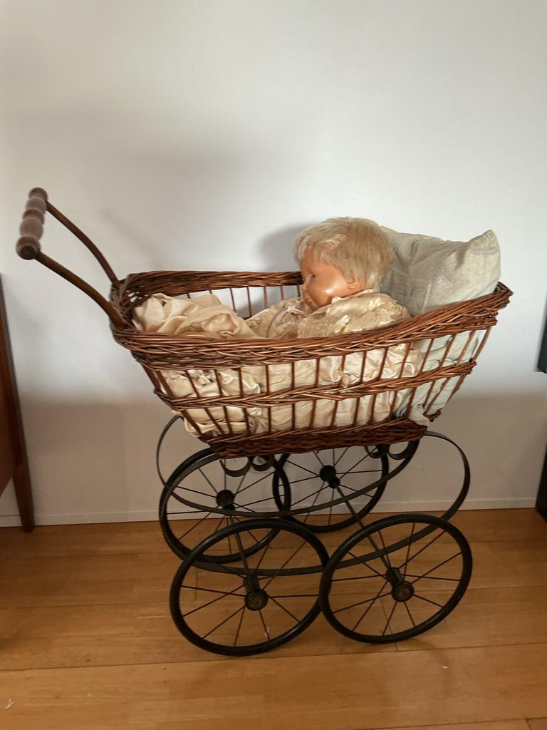 Ancien landau de poupée, Enlèvement