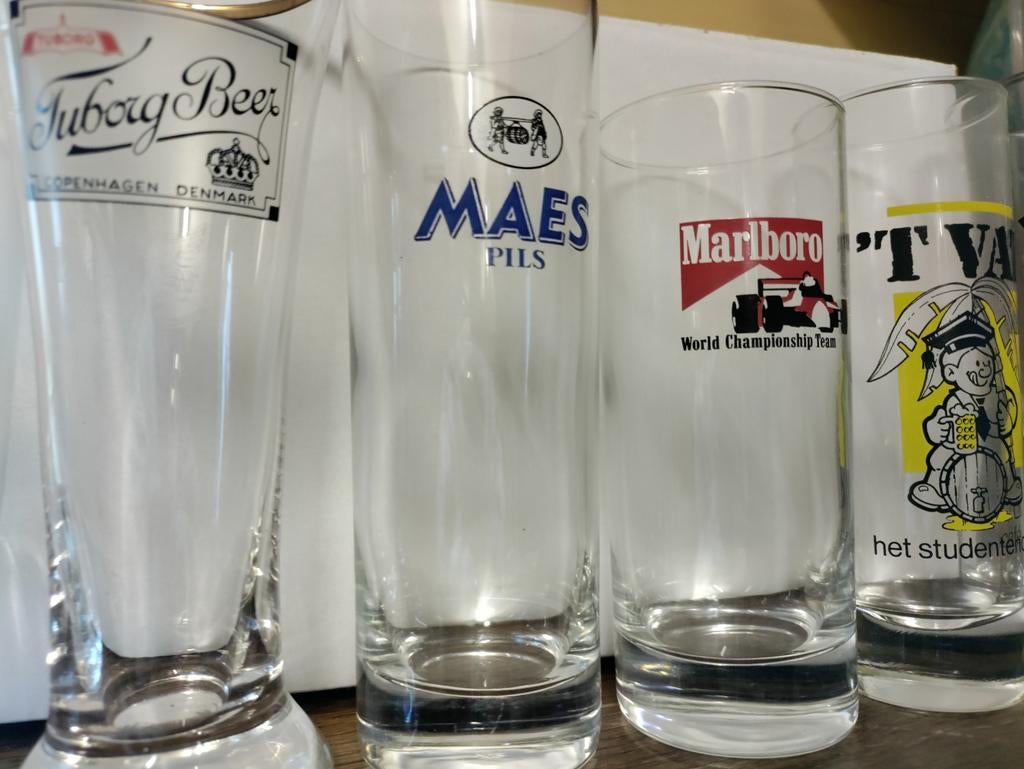 Oude bierglazen divers, Enlèvement