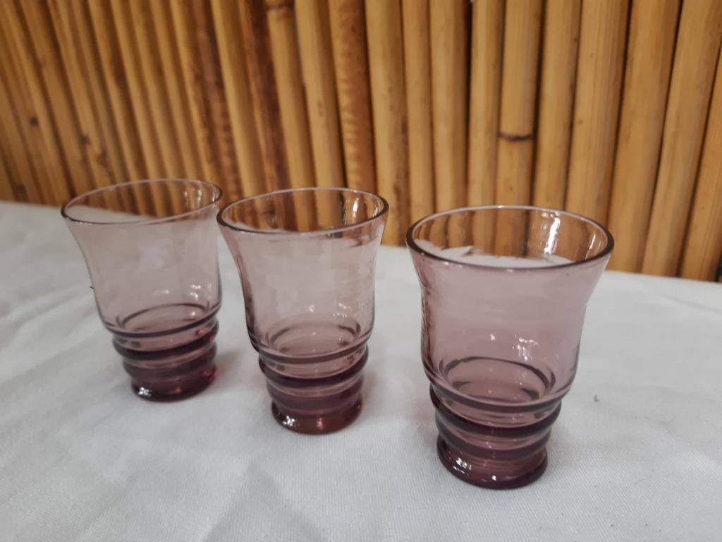 3 petits verres à apéritif vintage 1960 en verre fumé mauve, Collections, Verres & Petits Verres, Enlèvement ou Envoi, Utilisé