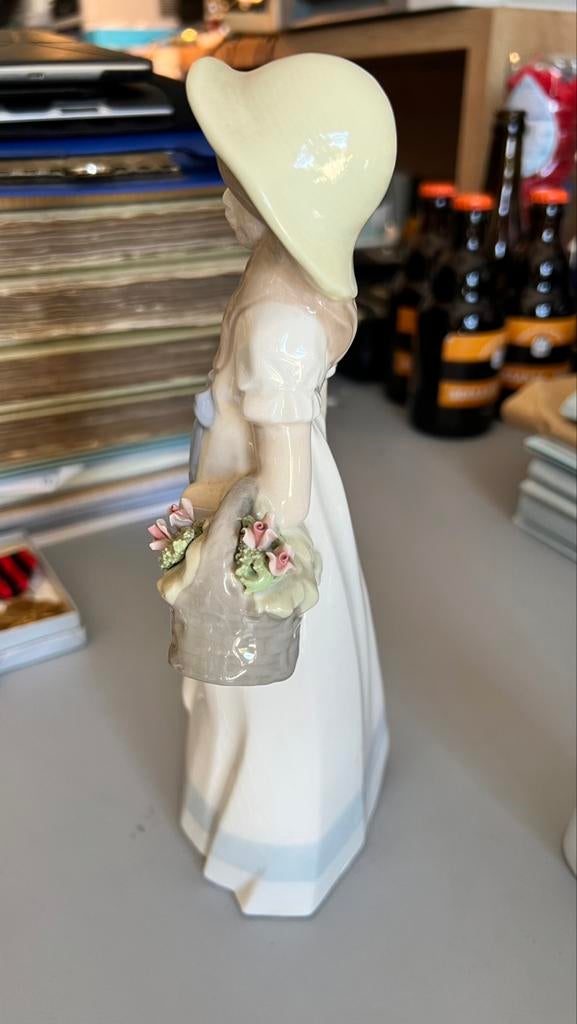 NAO by Lladró beeld – meisje met bloemenmand – 26 cm –Spanje, Antiek en Kunst, Ophalen