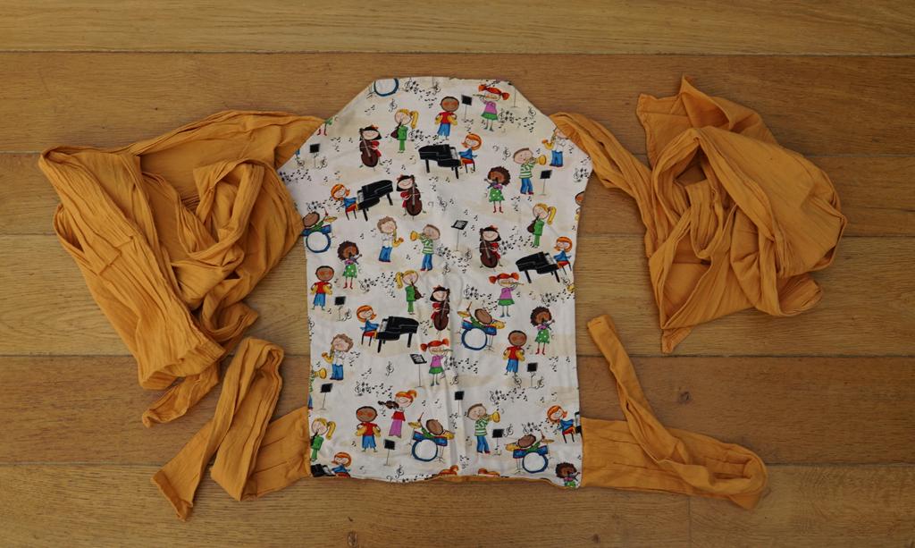 babydragen mei tai thema muziek, Kinderen en Baby's, Overige merken, Draagdoek, Ophalen of Verzenden, Zo goed als nieuw