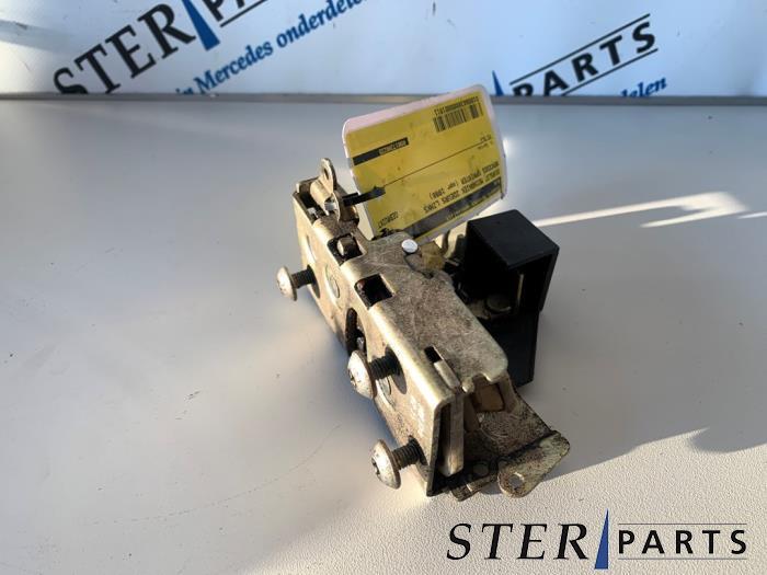 Serrure portière mécanique 2portes gauche d'un Mercedes Sp, Enlèvement ou Envoi, 3 mois de garantie, Utilisé, Mercedes-Benz