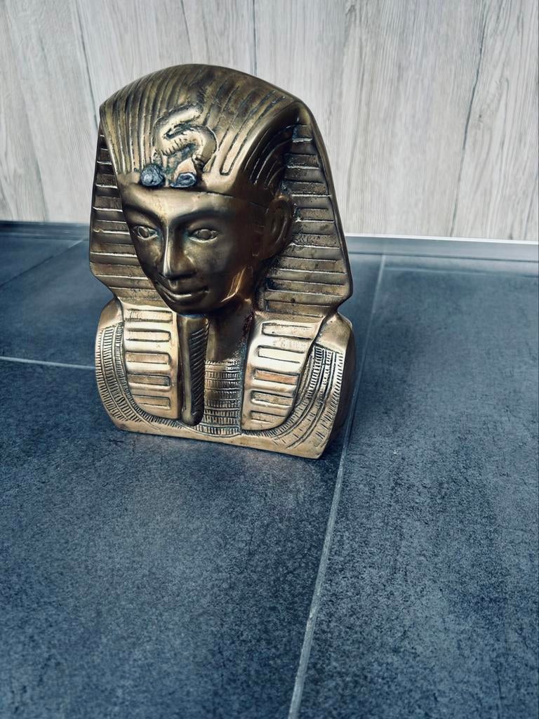 pharaon Buste, Enlèvement ou Envoi