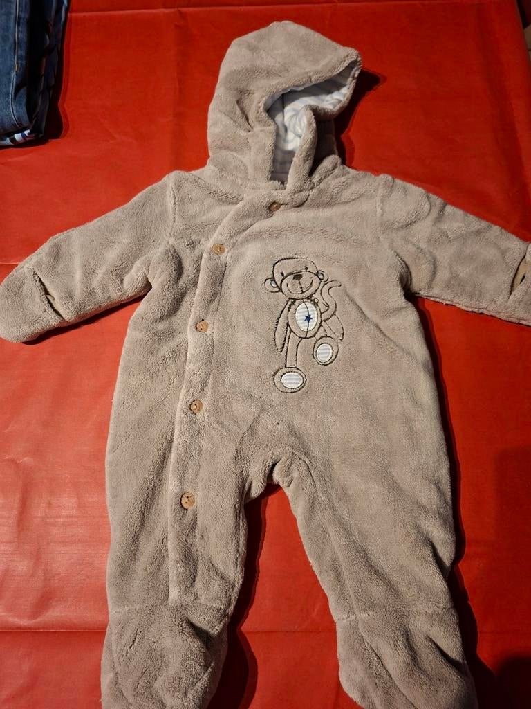 Combinaison bébé taille 1 mois, Enlèvement