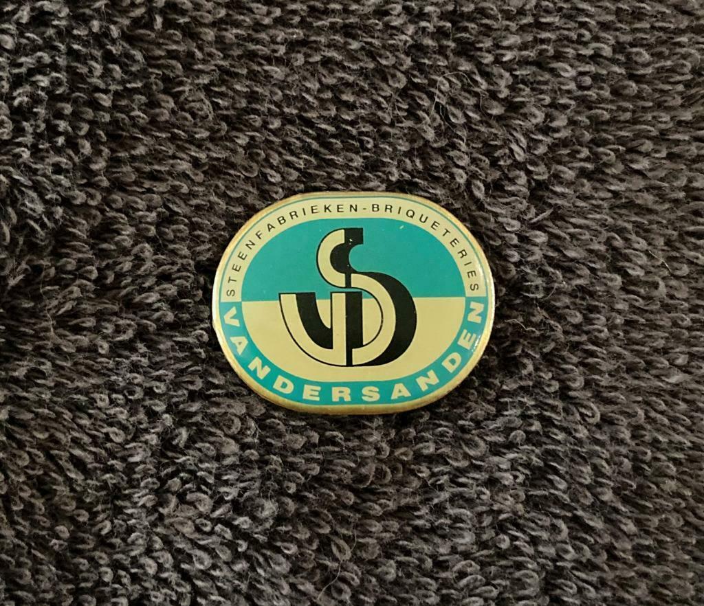 PIN - VANDERSANDEN - STEENFABRIEKEN - BRIQUETERIES, Verzenden, Gebruikt, Overige onderwerpen, Speldje of Pin
