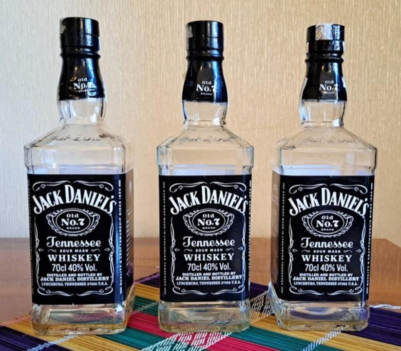 Jack Daniels, Divers, Enlèvement
