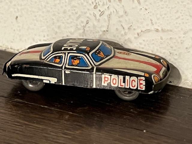 Voiture de police en tôle VTG Japon des années 1950, Enlèvement