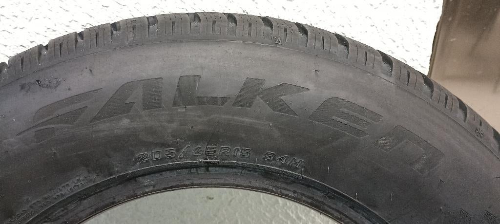 2 Pneus neige 205/65 R15 Falken, Autos : Pièces & Accessoires, Pneus & Jantes, Neuf, 15 pouces, Pneus hiver, 205 mm