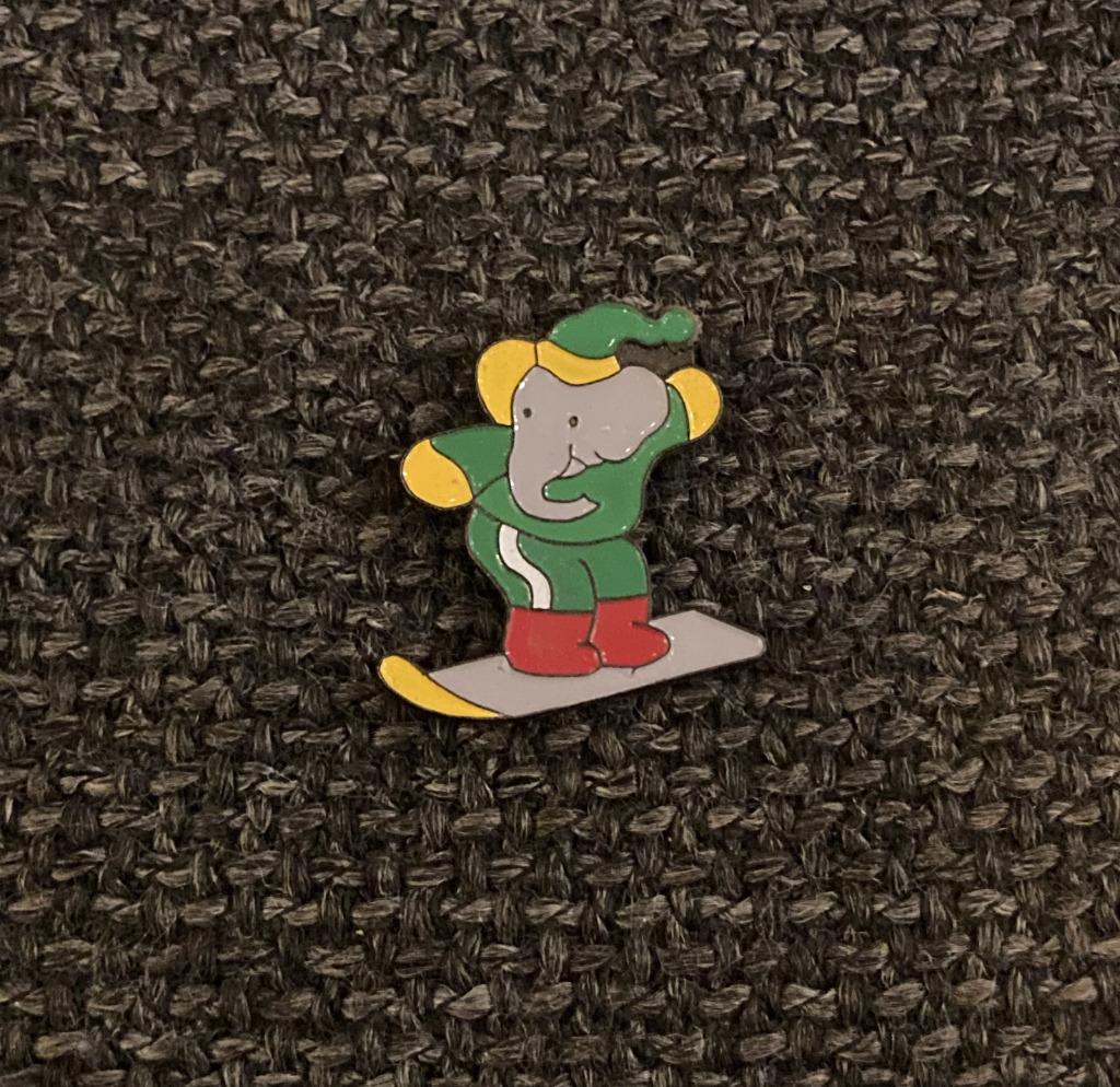 PIN - BABAR - ELEPHANT - OLIFANT - BRUNHOFF - SNOWBOARD, Verzenden, Gebruikt, Figuurtje, Speldje of Pin