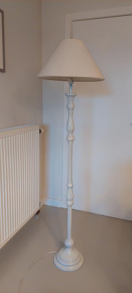 Lampadaire en bois blanc, Enlèvement