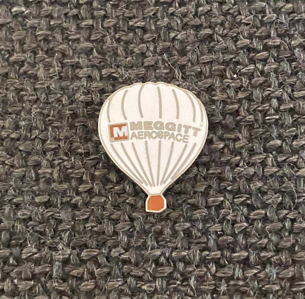 PIN - MEGGITT AEROSPACE - LUCHTBALLON - MONTGOLFIÈRE, Envoi, Utilisé, Transport, Insigne ou Pin's